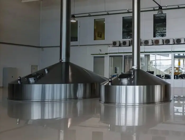 Brewery fermentation tank with pillow plate cooling jacket